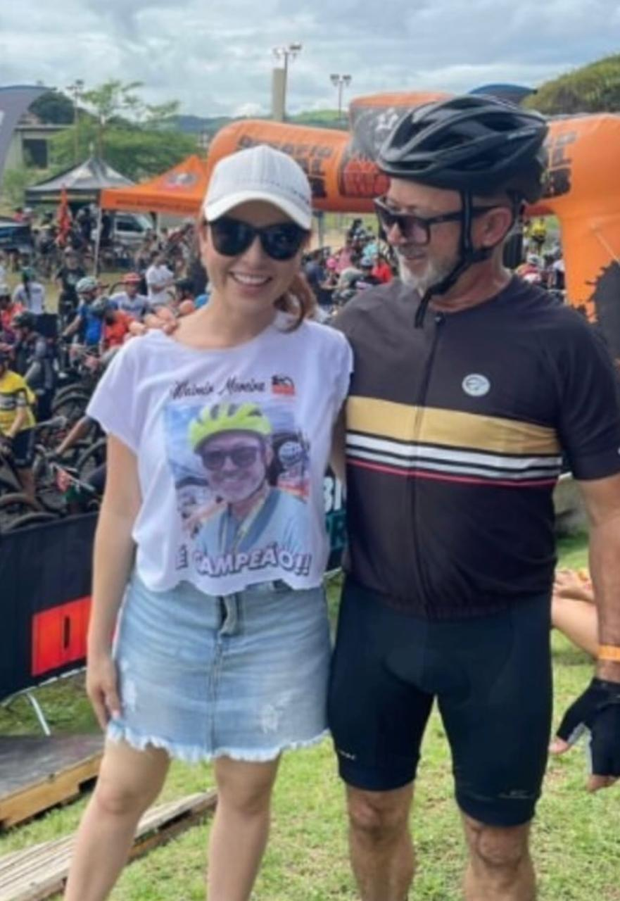 Mariana com seu pai em um evento de ciclismo
