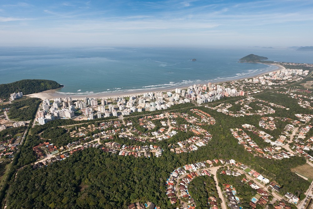 A praia, os edifícios e as áreas verdes da Riviera de São Lourenço