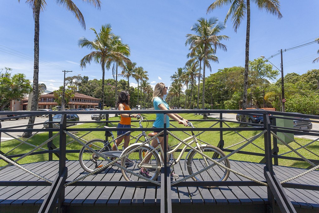 Ciclistas na ponte entre os jardins da Riviera